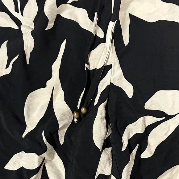 NWT SoHo Apparel Plus Baggy Floral Capri Size 2x - Picture 2 of 8